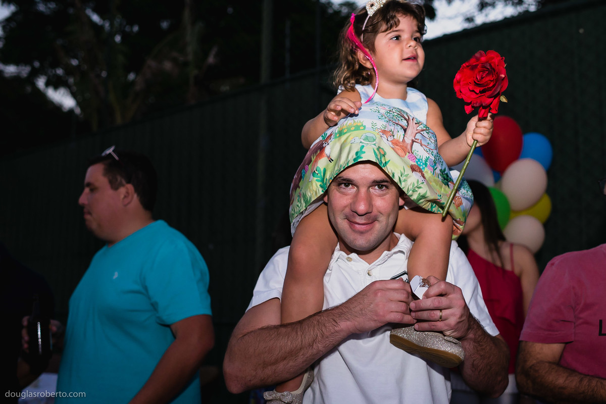 pai segundando a filha na cabeça