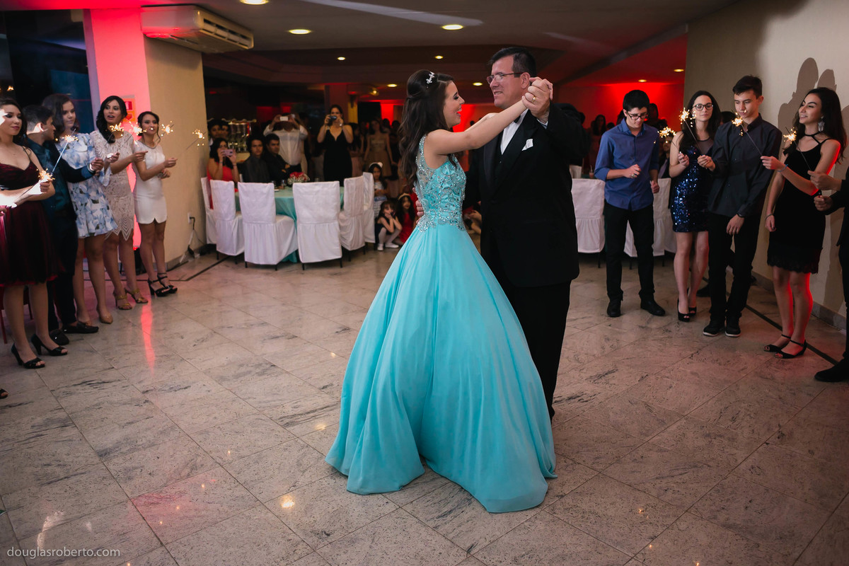debutante dançando com o pai