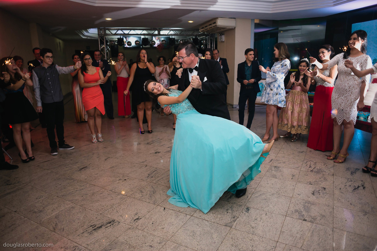 debutante dançando com o pai