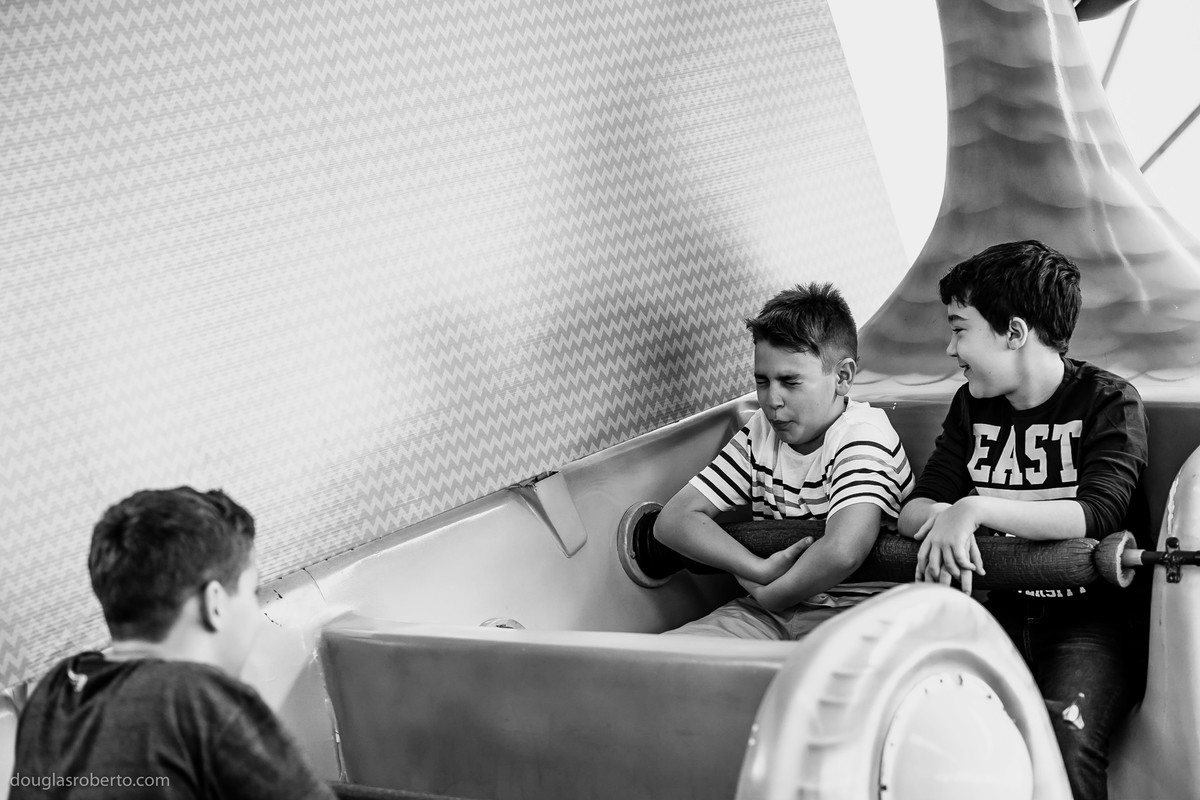 criança com medo do barco pirata