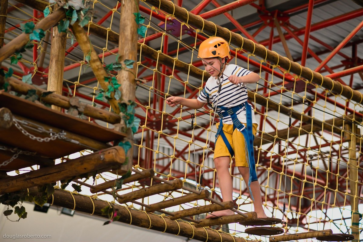 criança na tirolesa