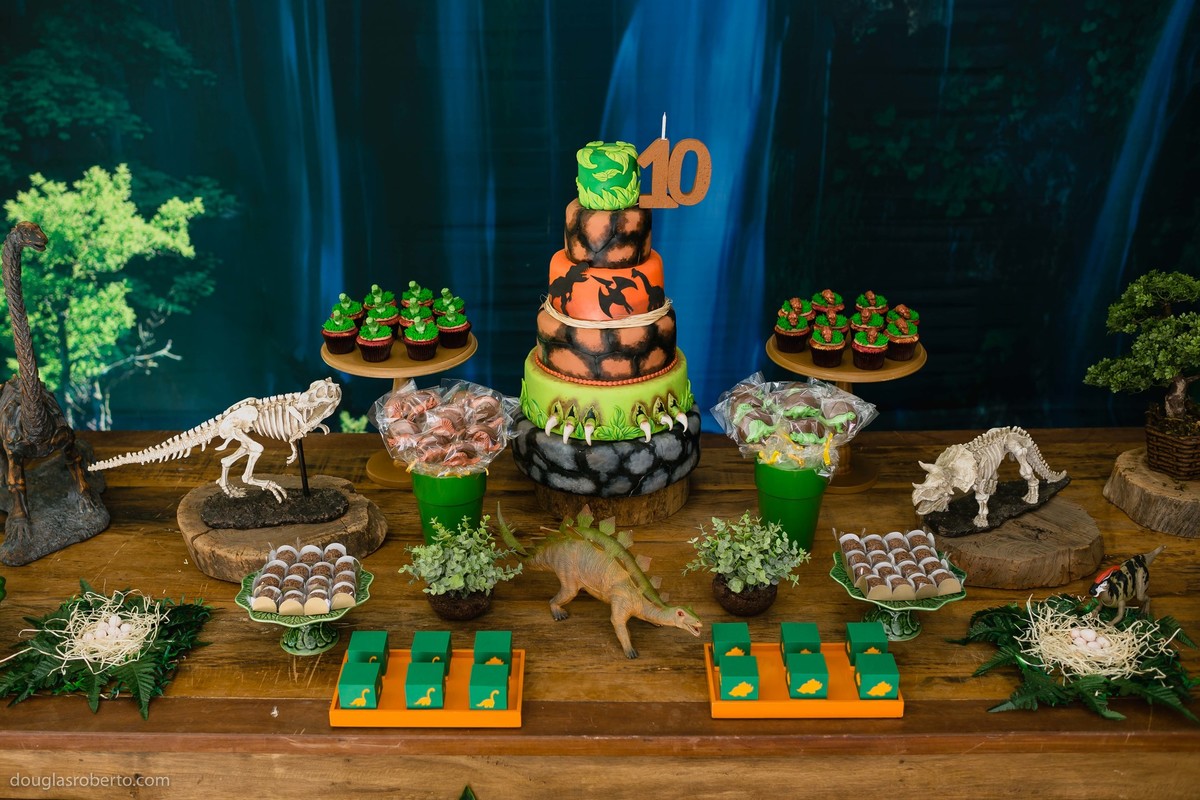 mesa do bolo de dinossauro