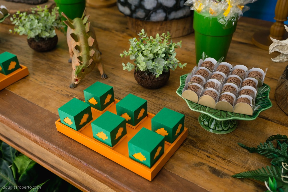 mesa do bolo de dinossauro