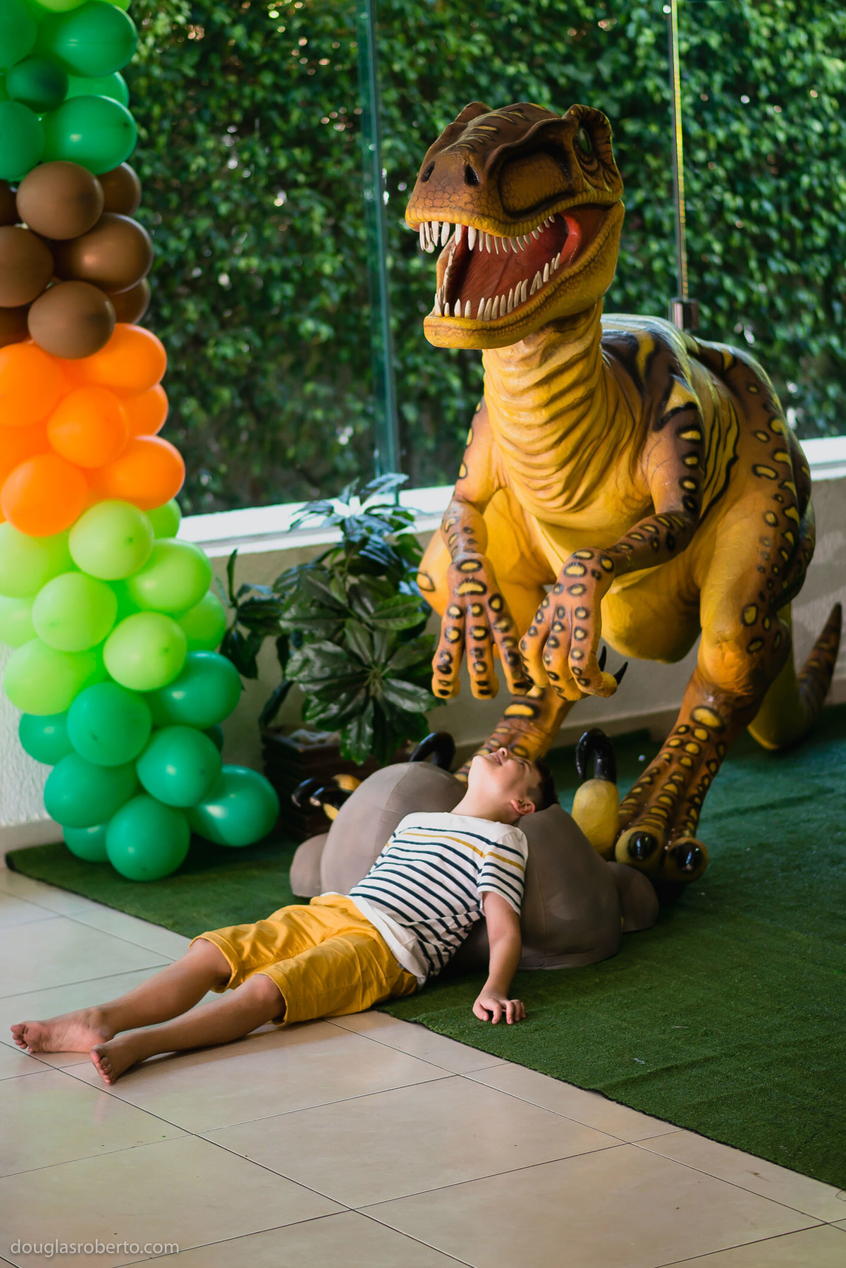 crianças brincando no pula pula