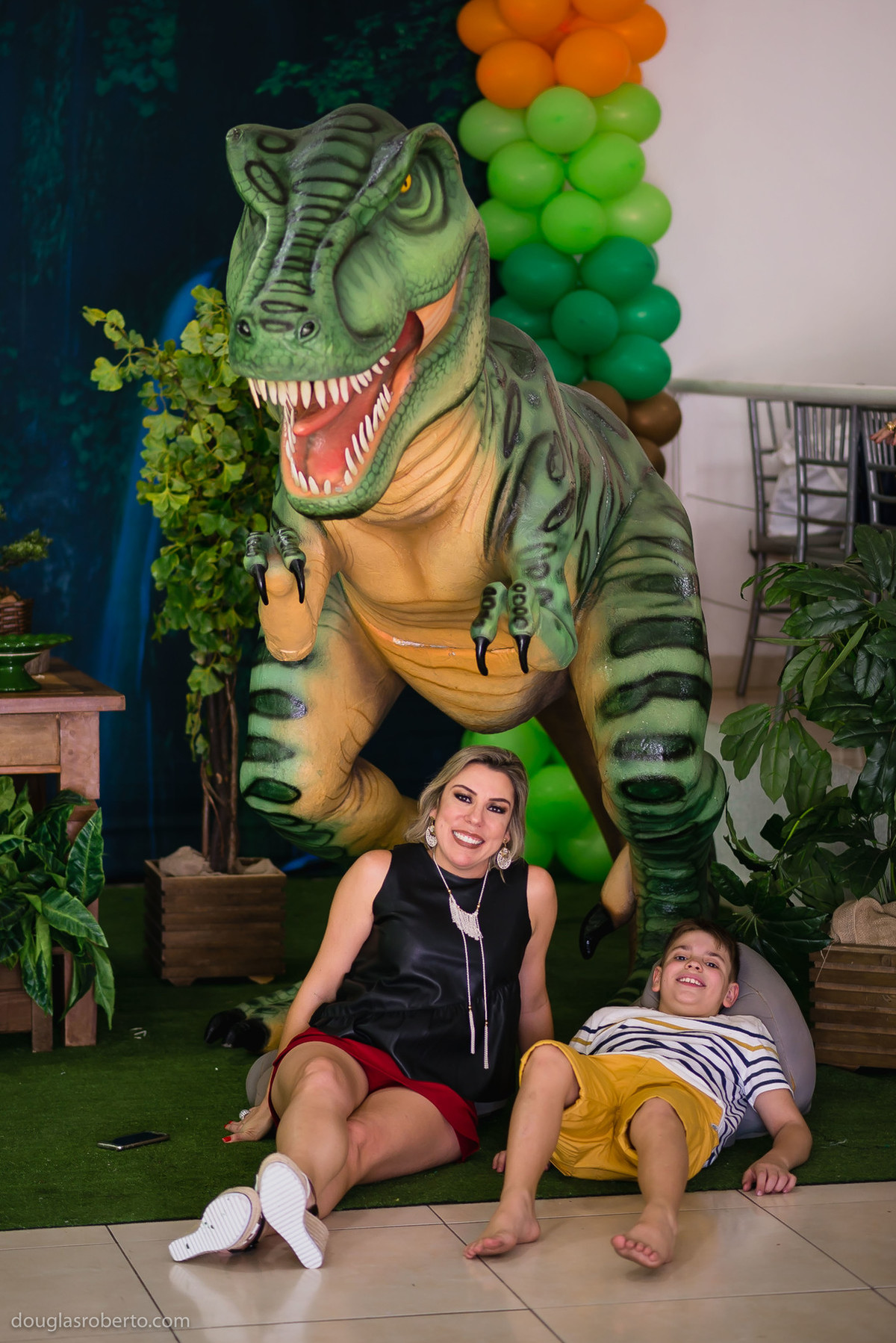 crianças brincando no pula pula