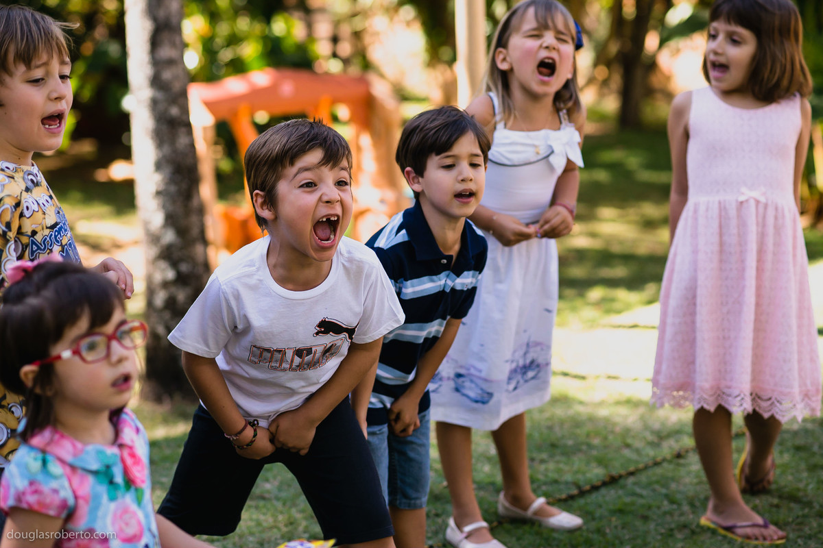 crianças gritando