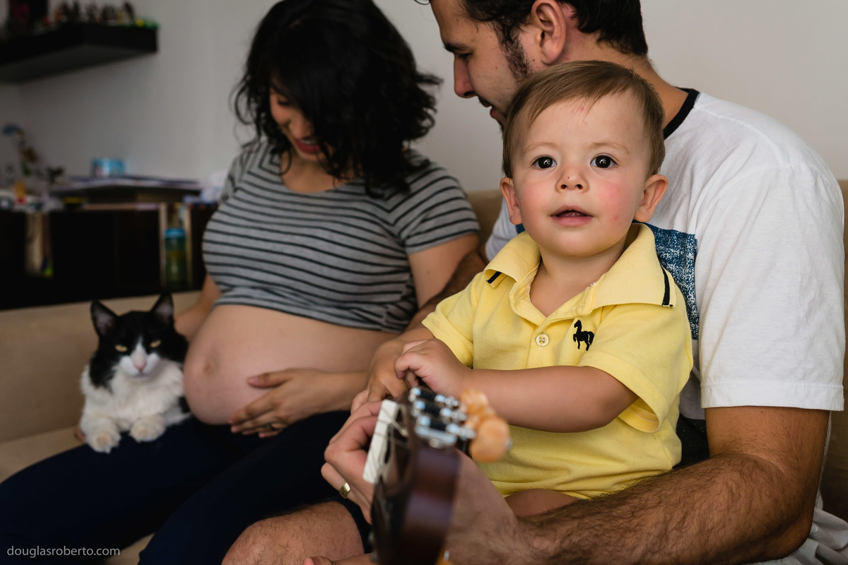 menino lindo esperando a irmã