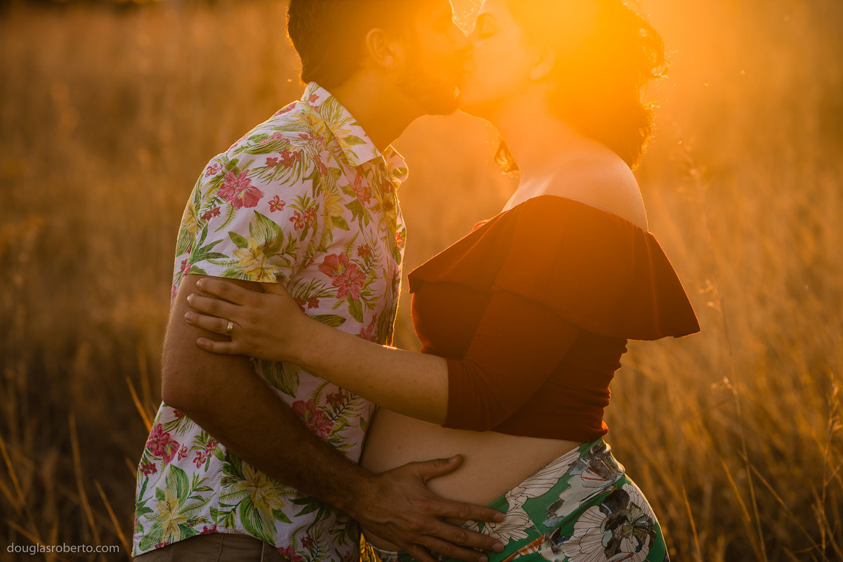 casal se beijando no por do sol