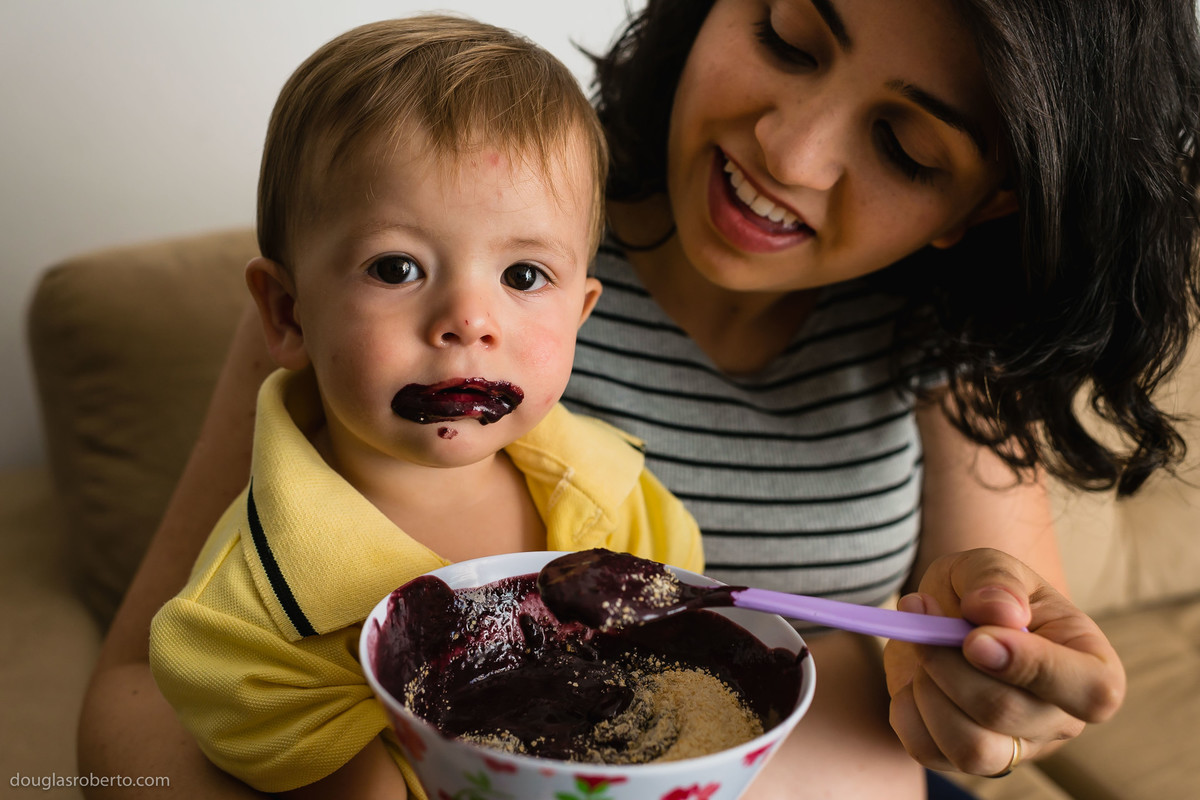 menino comendo açaí