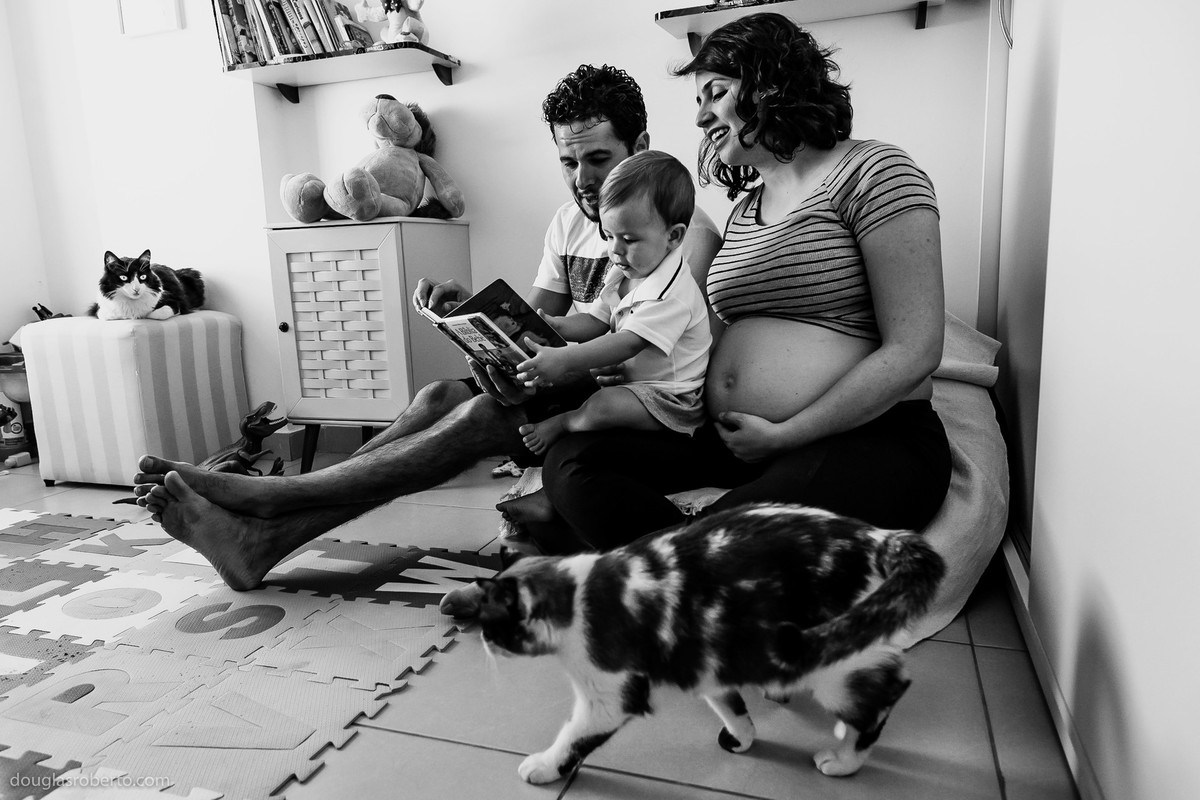 família lendo a bíblia para o filho