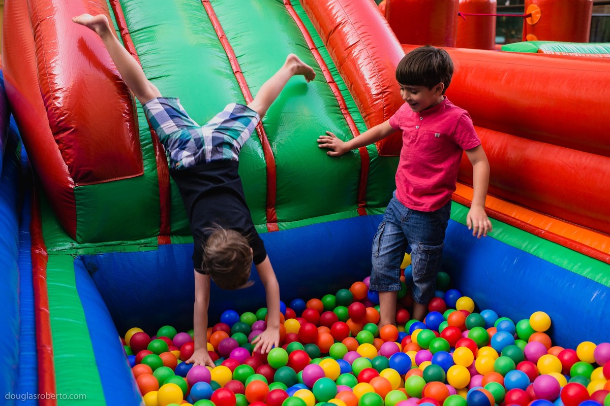 escorregando na piscina de