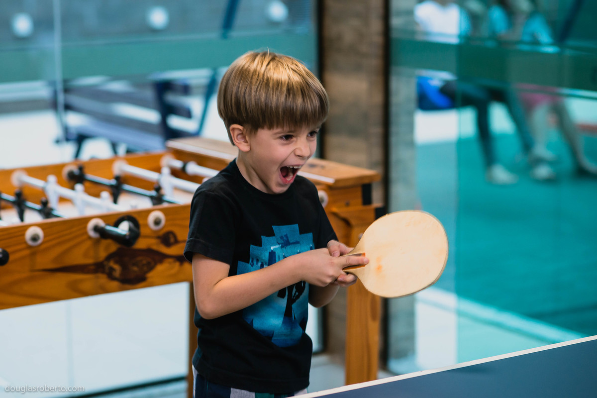 criança brincando cde ping pong