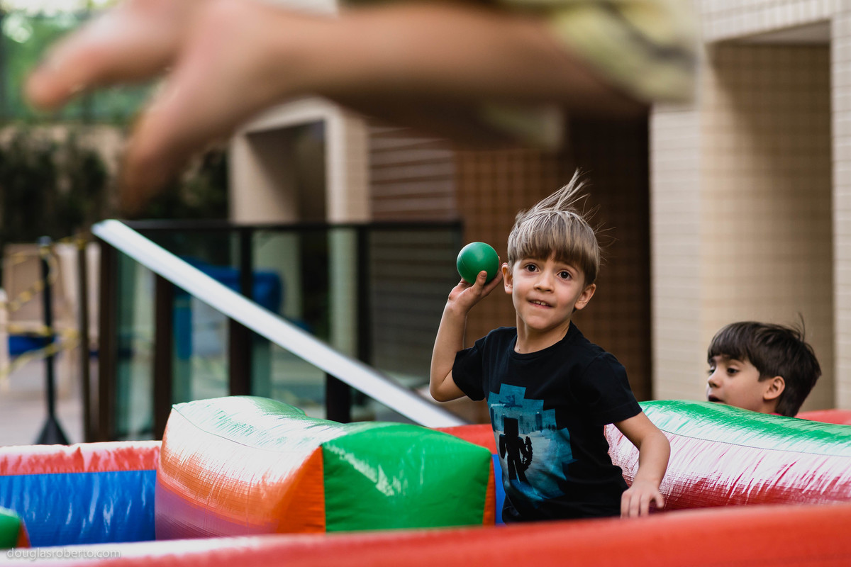 menino jogando bolinhas