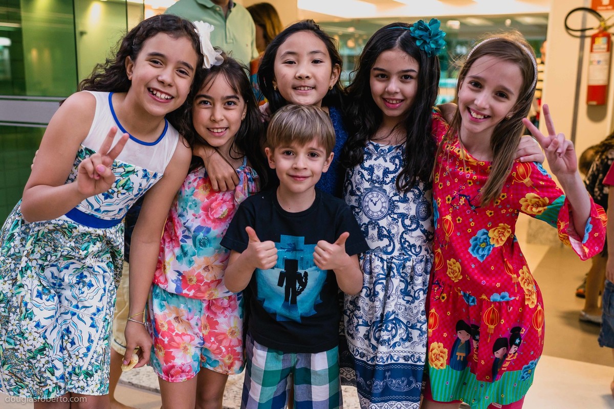 menino e suas amigas