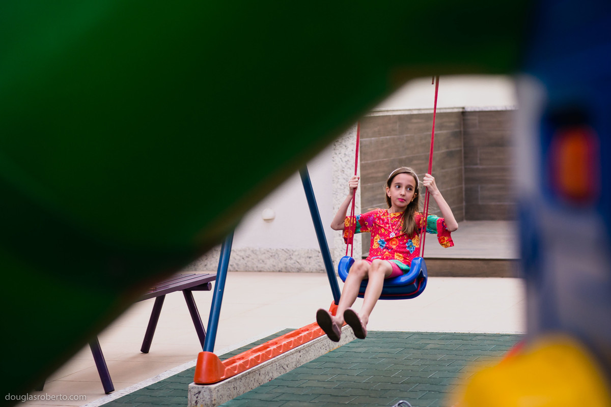 menina no balanço