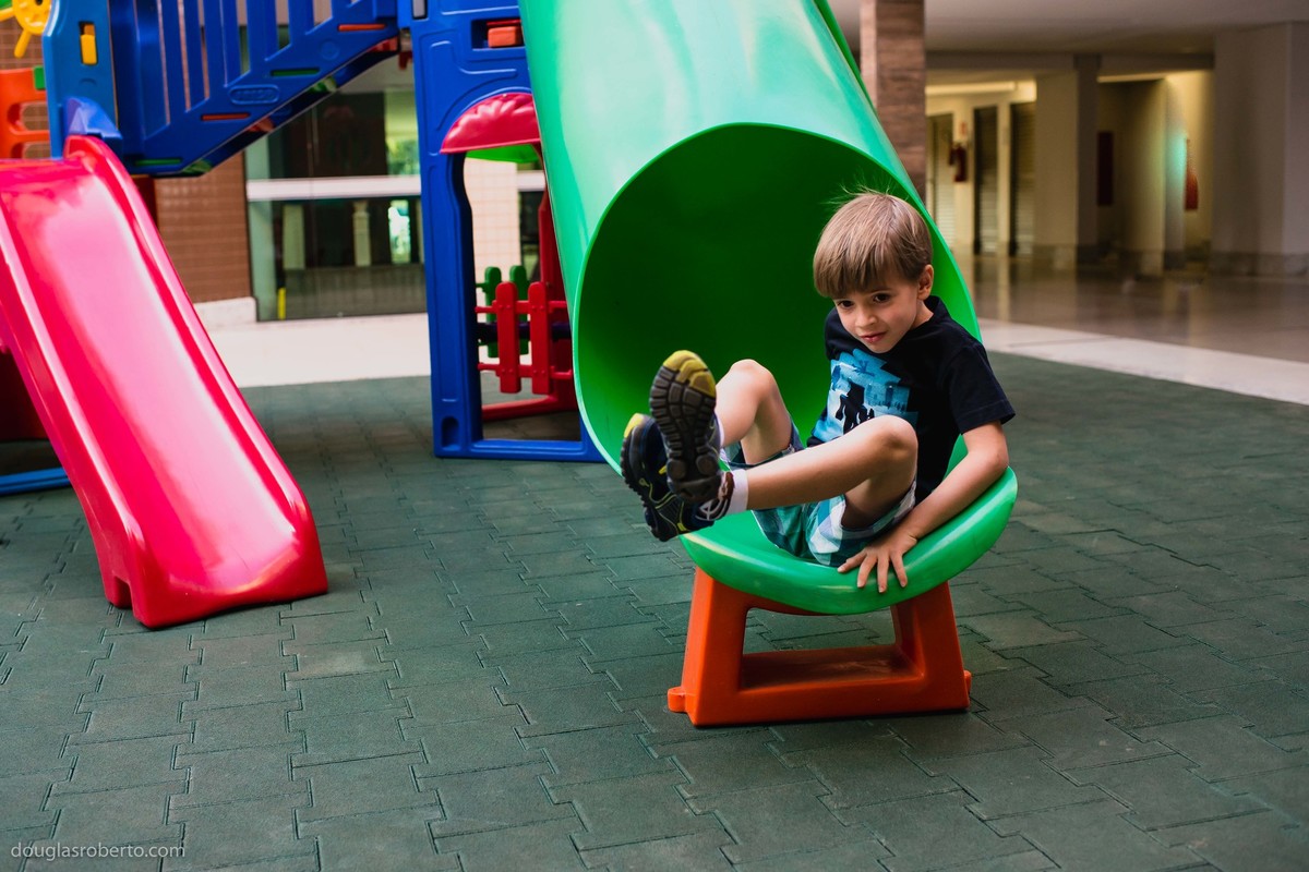 menino no escorrega