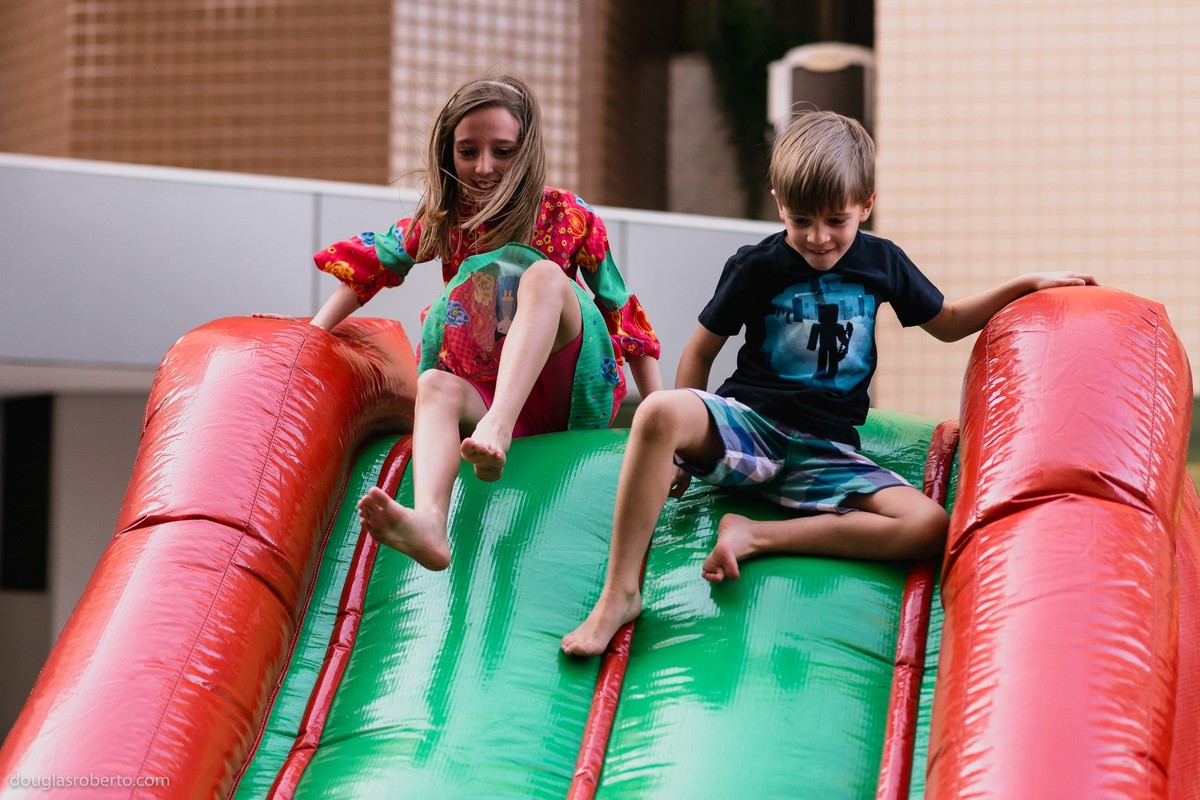 crianças nos pula pula