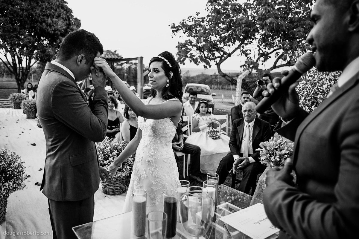 noiva limpando as lagrimas do noivo