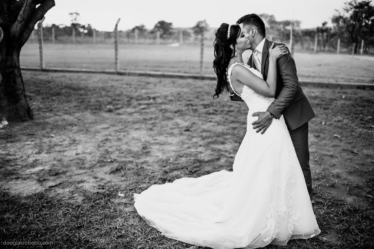 noivo beijando a noiva