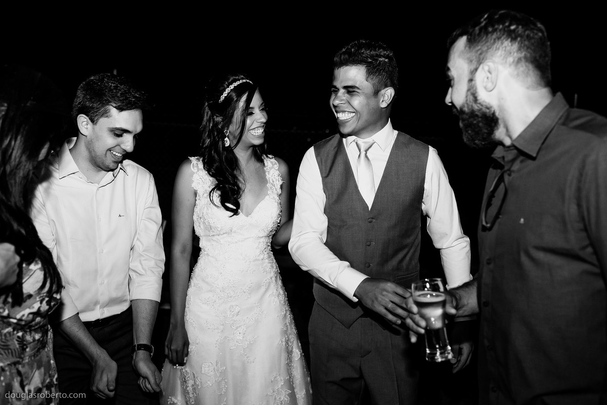noivos e convidados se divertindo