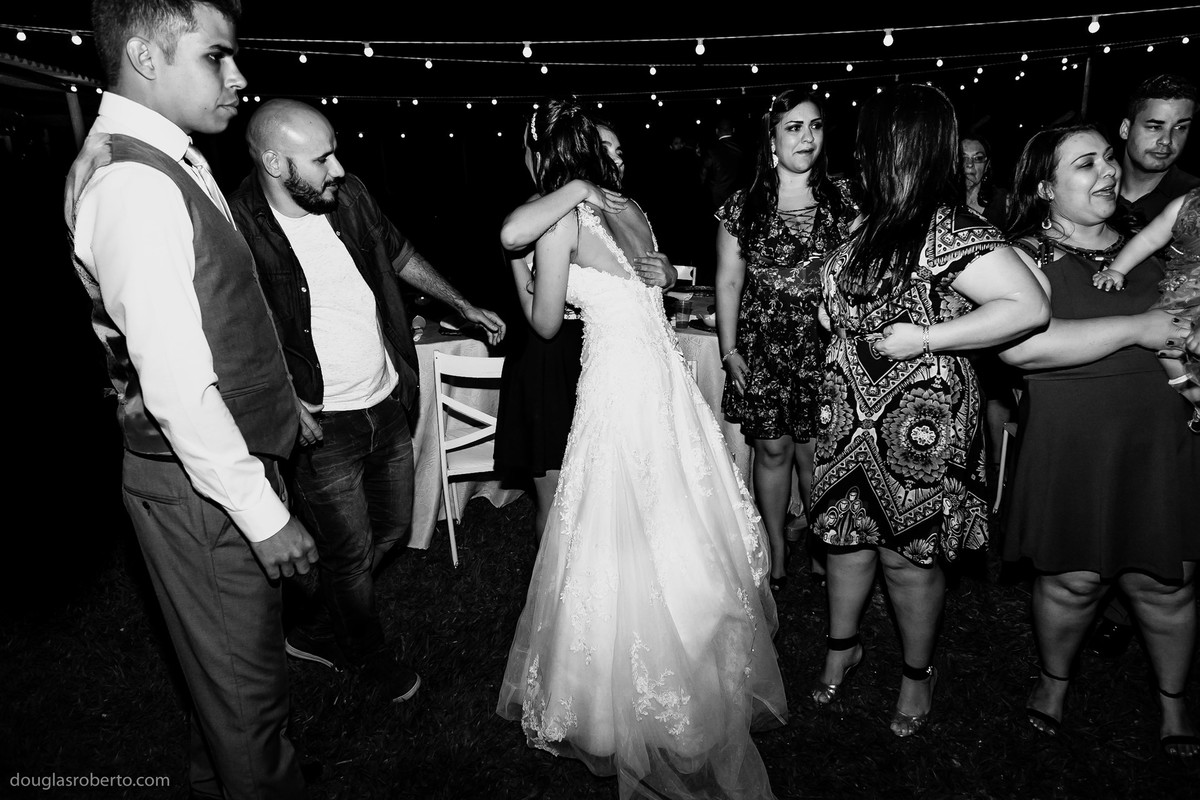 noivos e convidados se divertindo