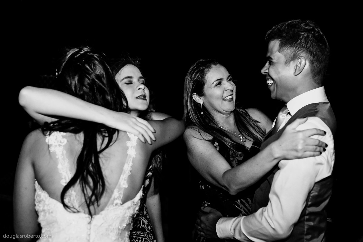 noivos e convidados se divertindo