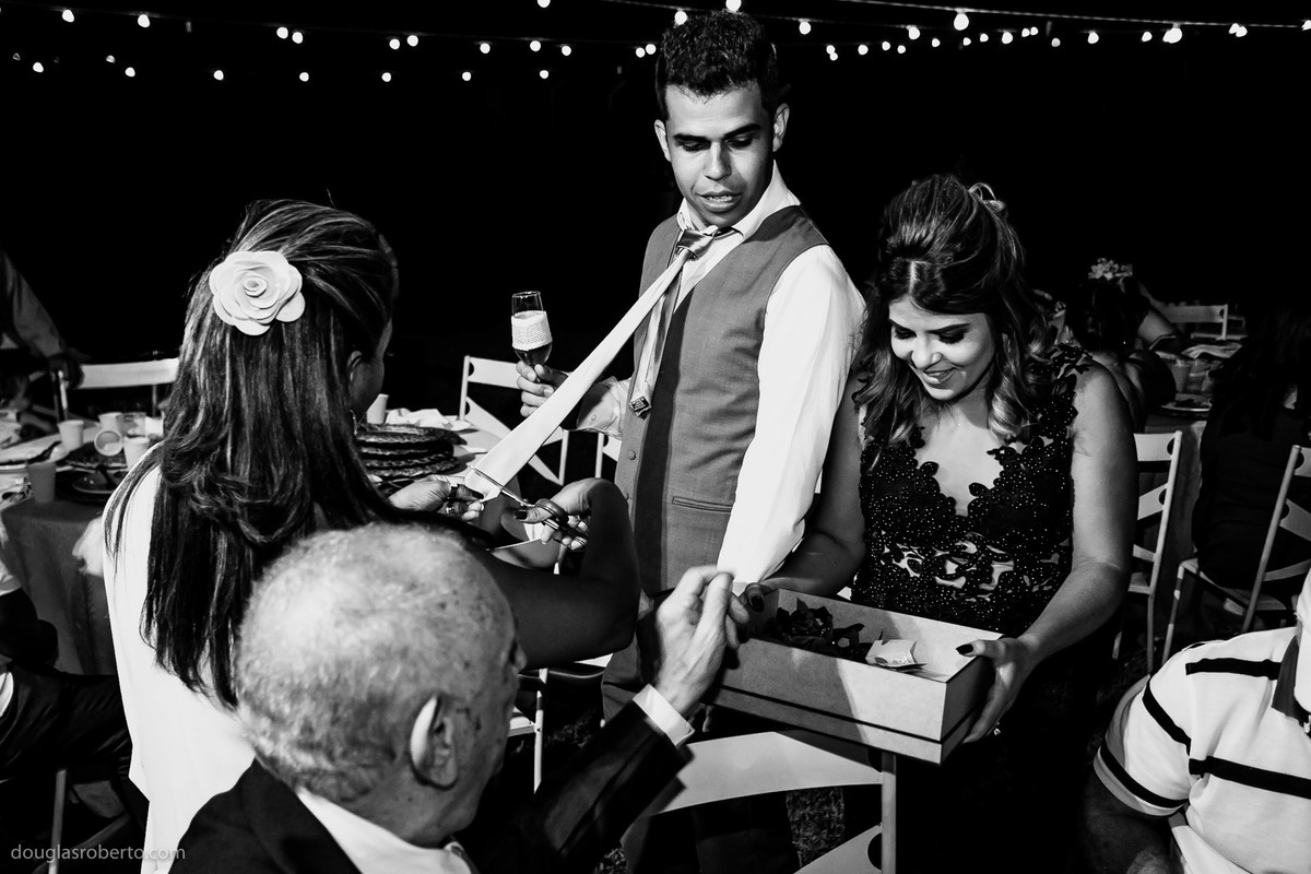 noivo cortando a gravata