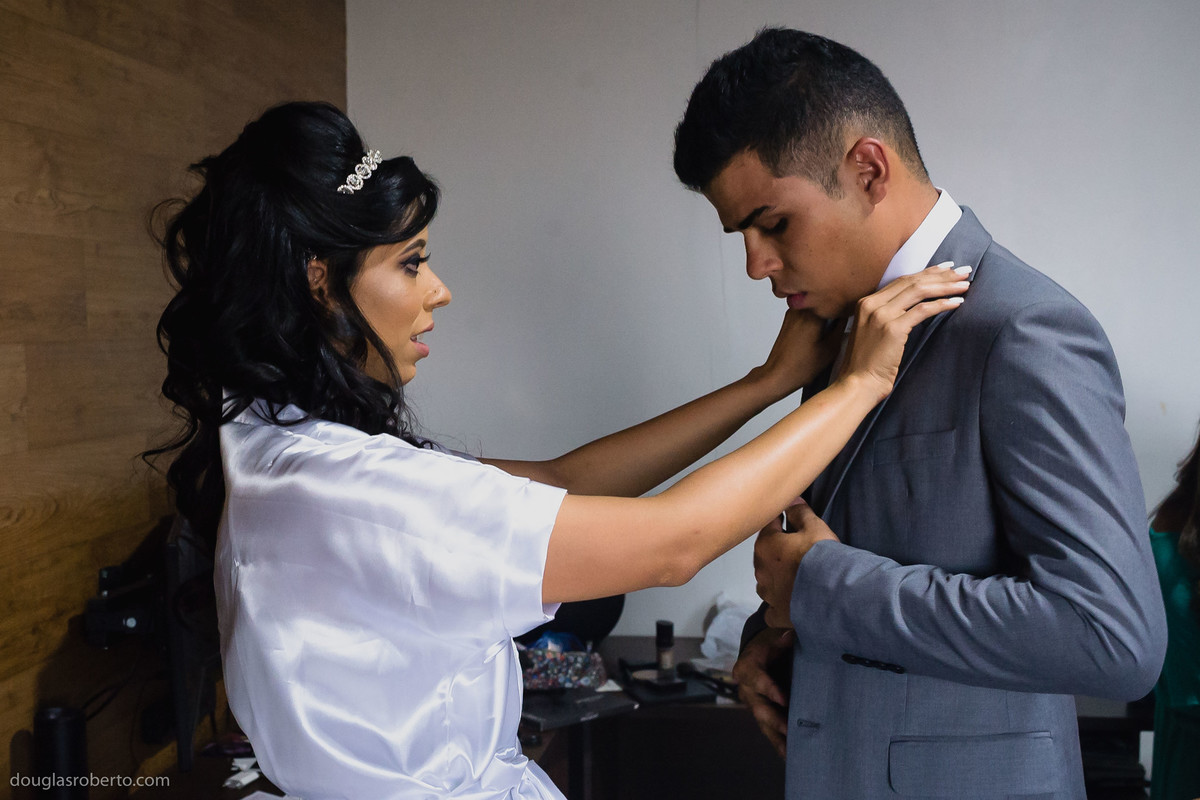 noiva arrumando o noivo