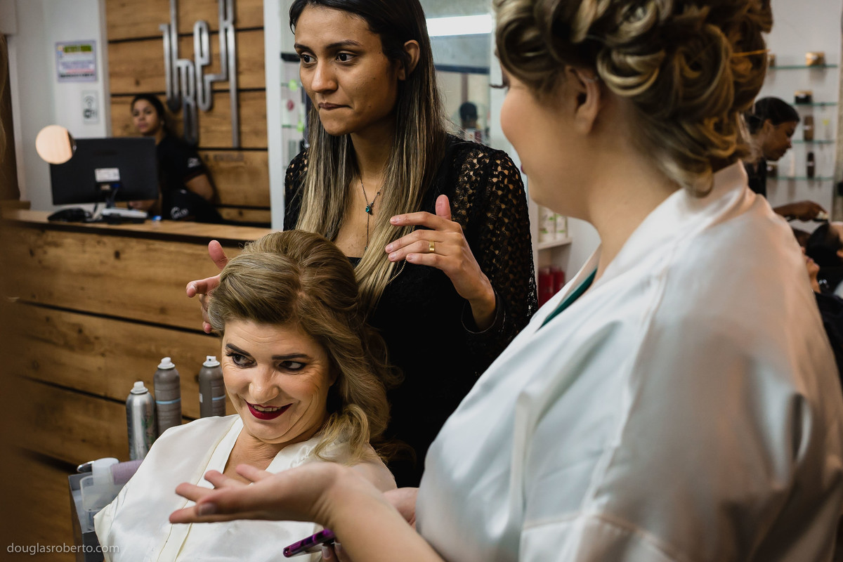 mãe da noiva se arrumando para o casamento
