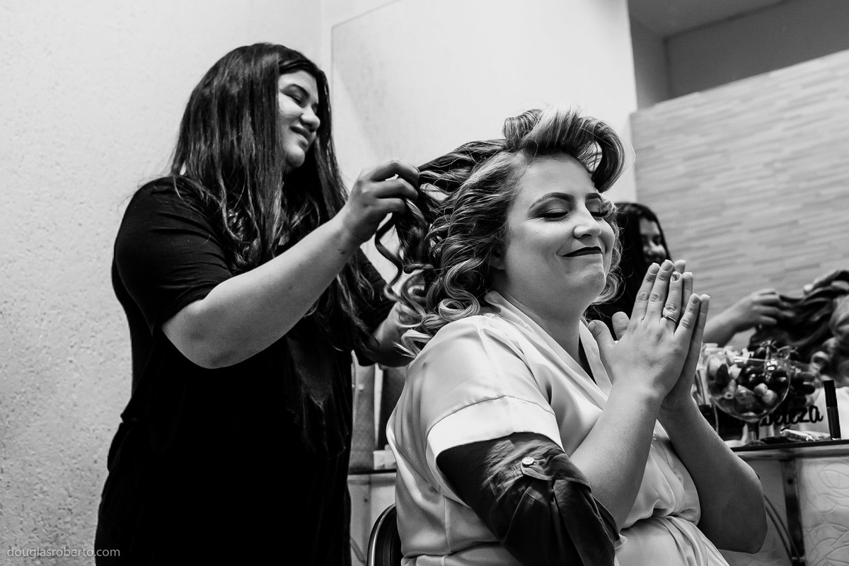 emoção da noiva no salão