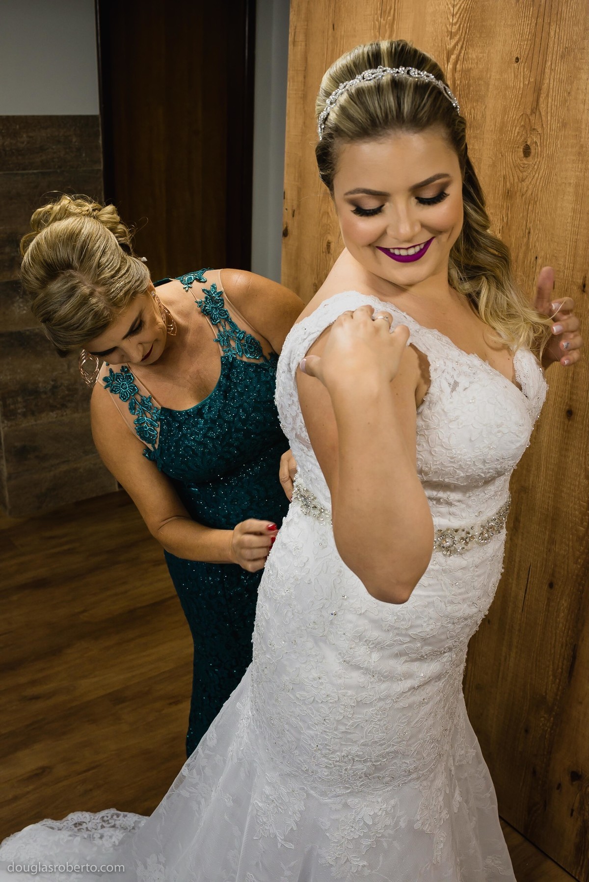 mãe da noiva arrumando a noiva