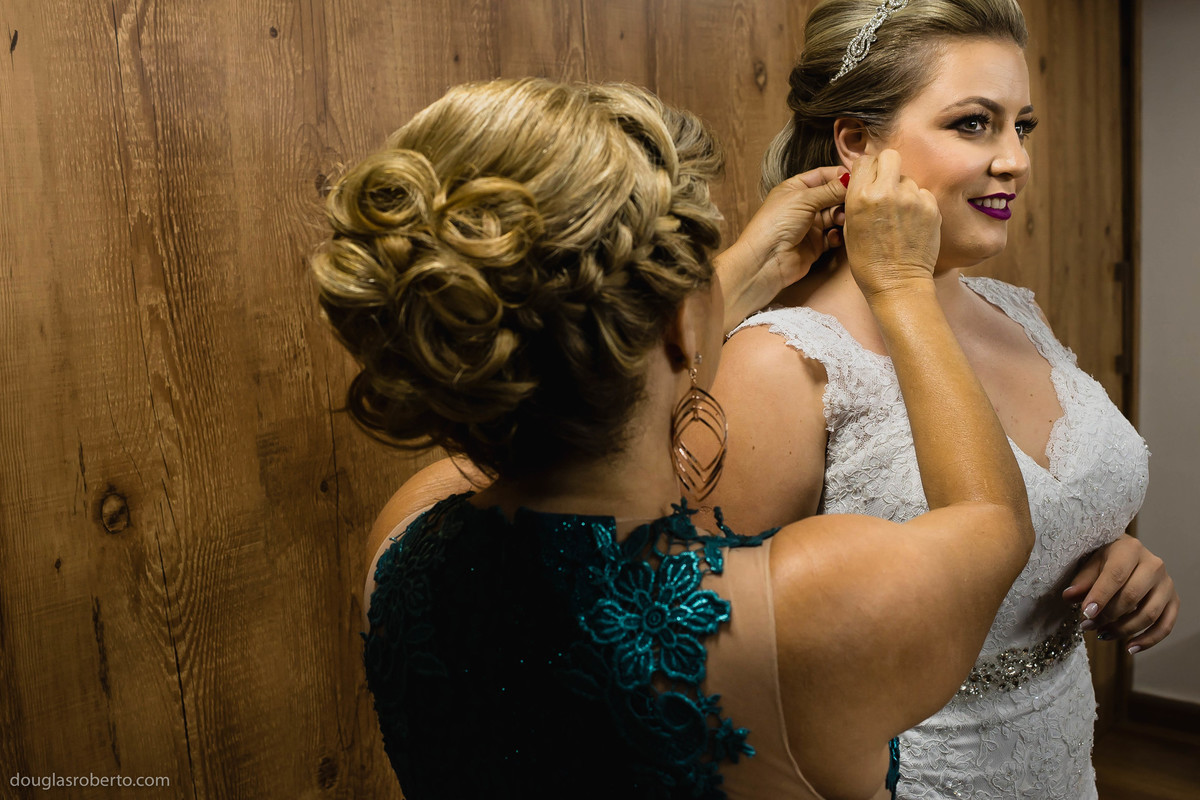 mãe da noiva arrumando a noiva