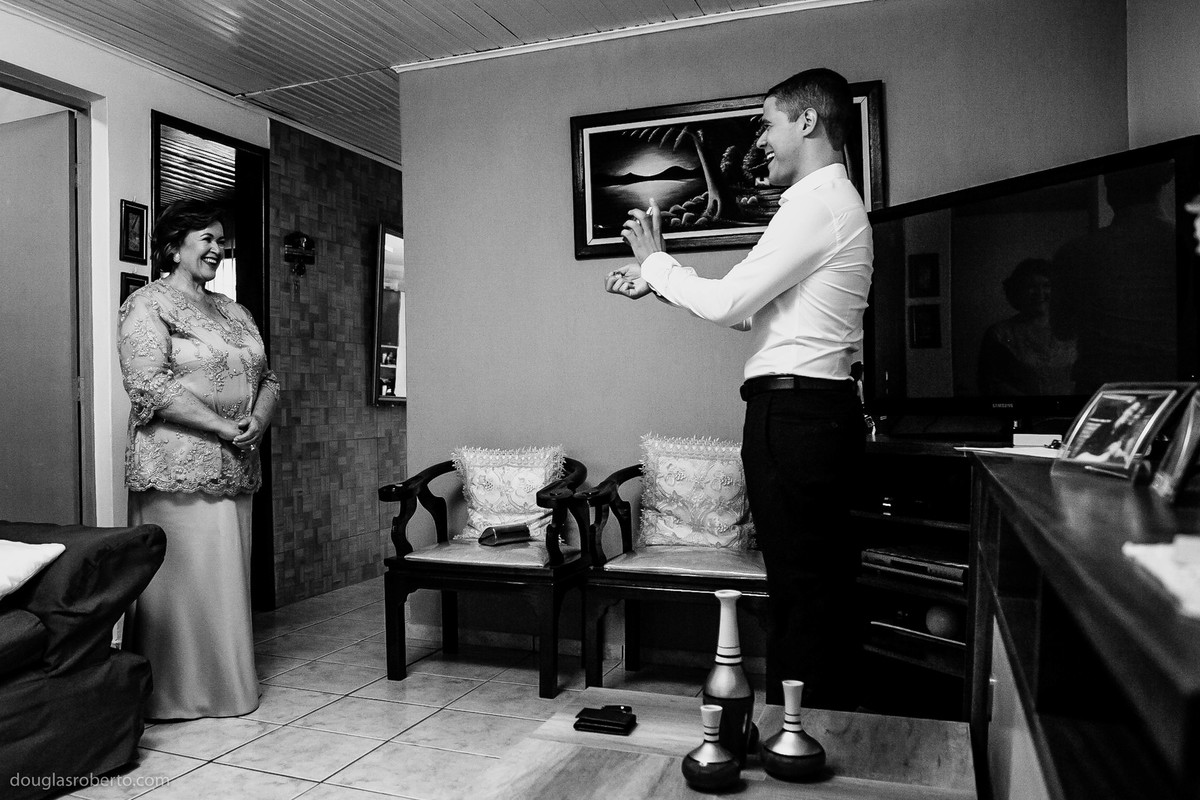 noivo se arrumando em casa