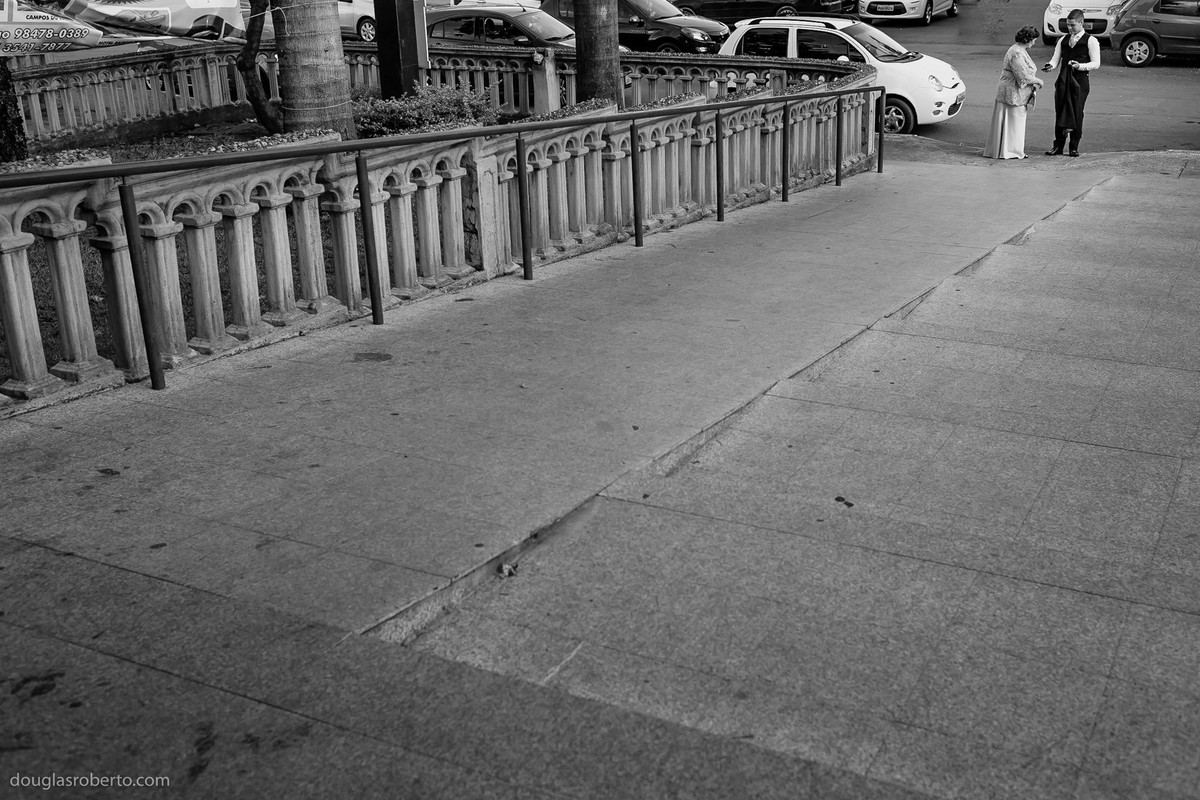 noivo chegando na igreja