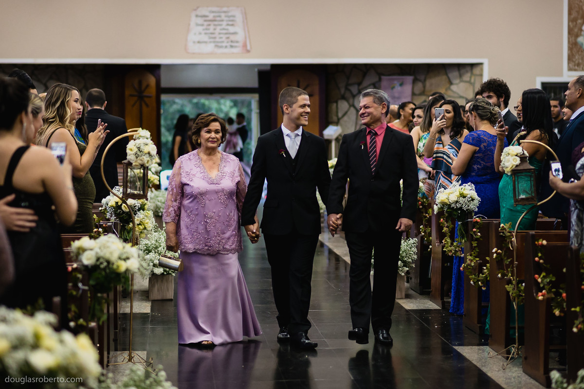 noivo entrando para casar