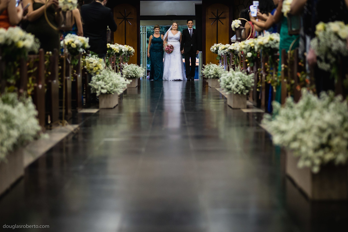 noiva entrando para casar