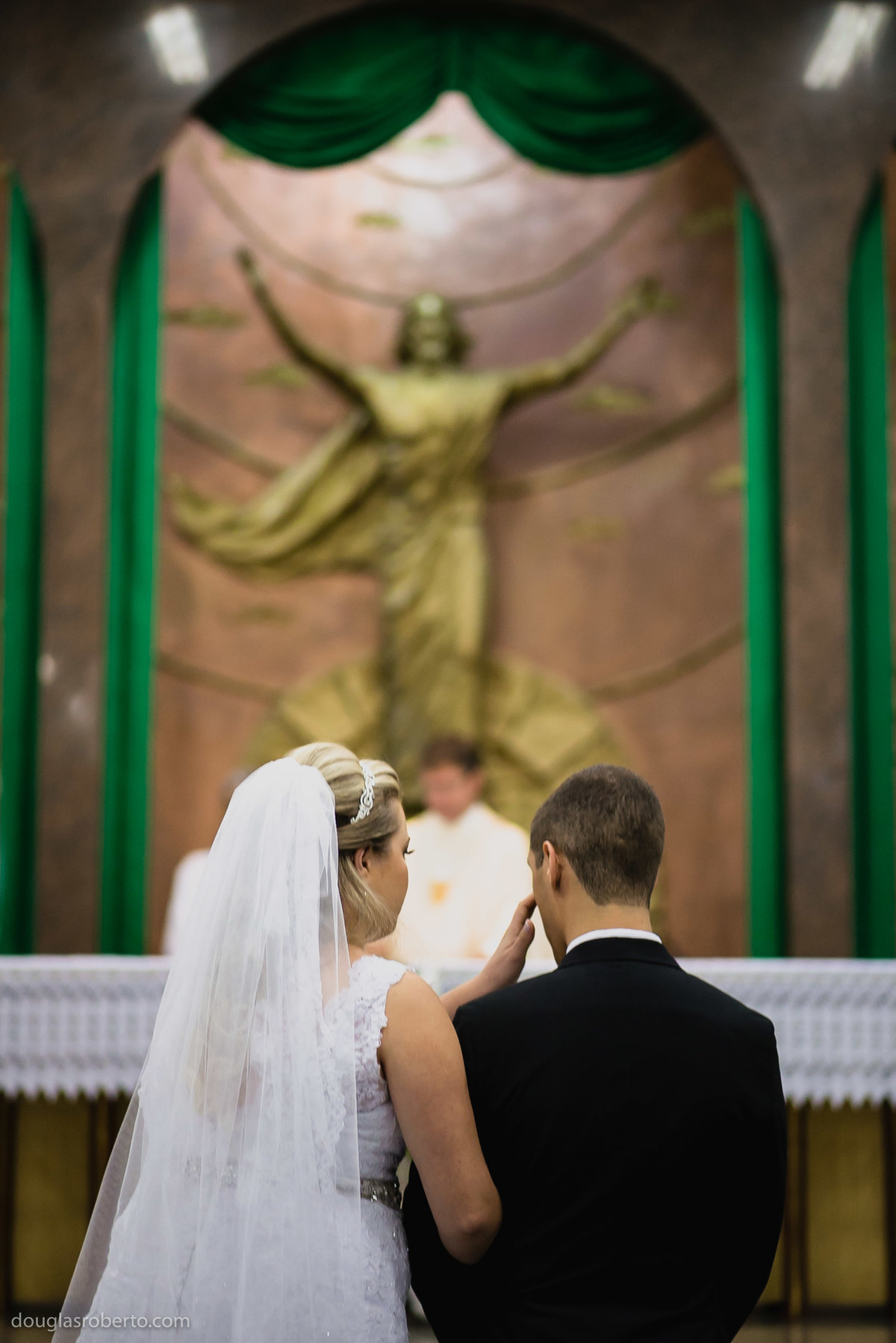 noiva enxugando as lagrimas do noivo