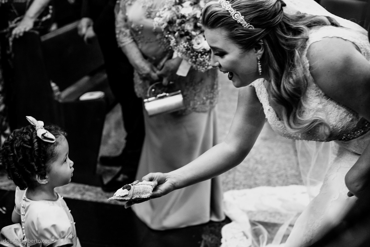 daminha levando as alianças