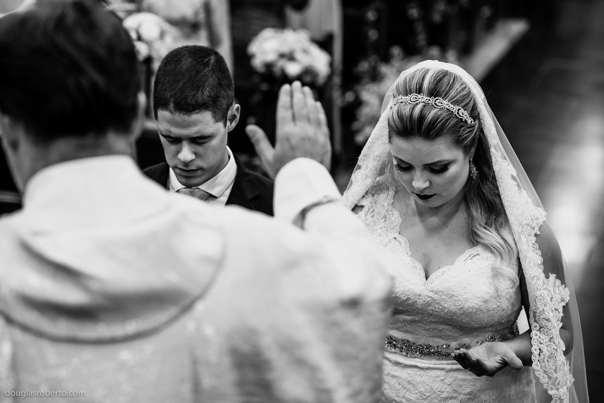 benção do padre aos noivos