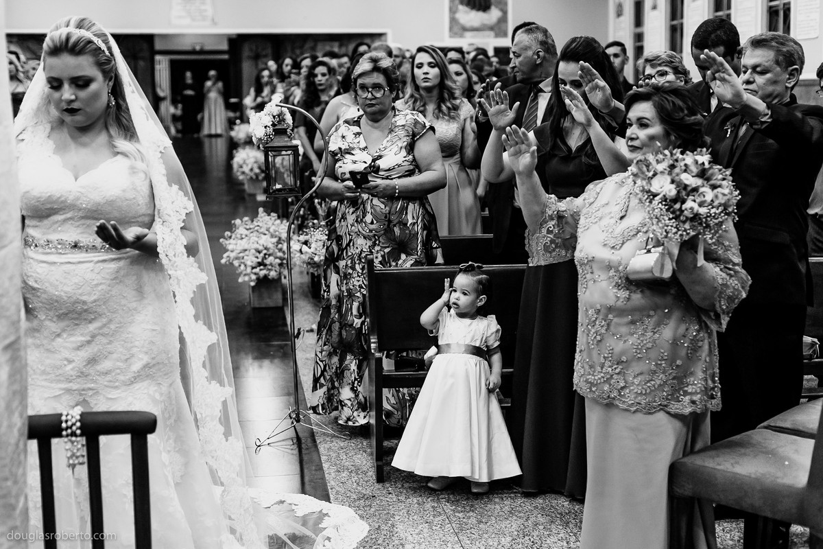 benção do padre aos noivos