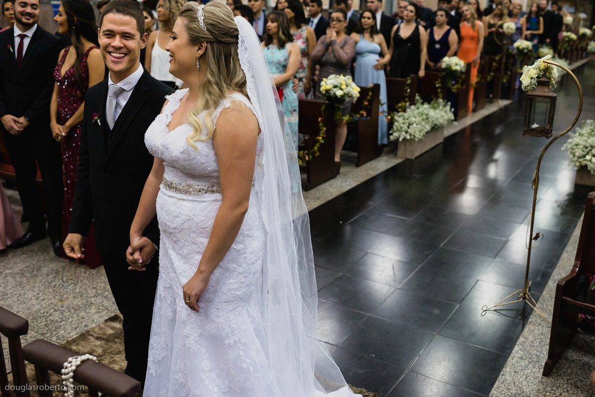 noivos rindo no casamento