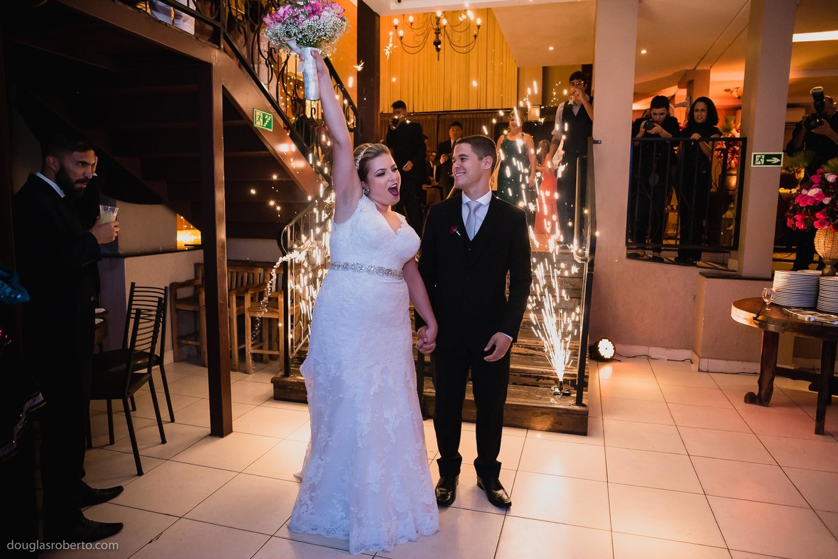 entrada dos noivos no salão