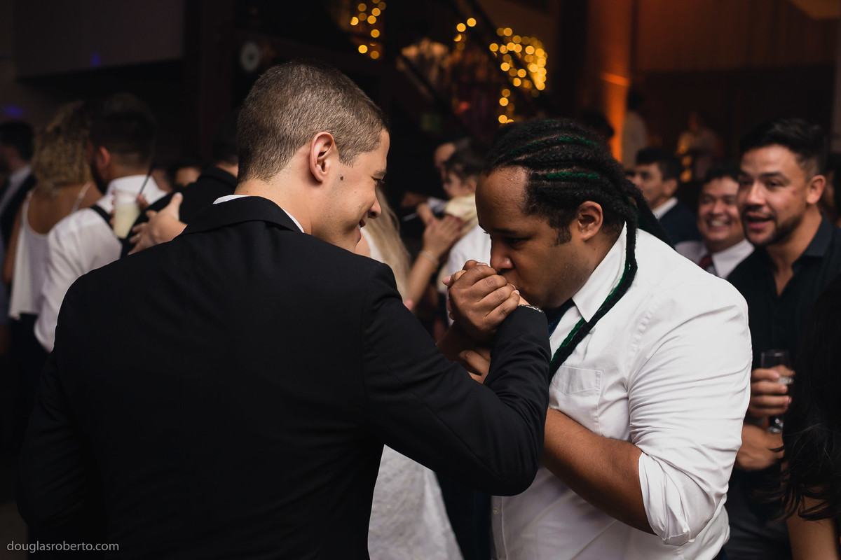 noivo cumprimentando os amigos