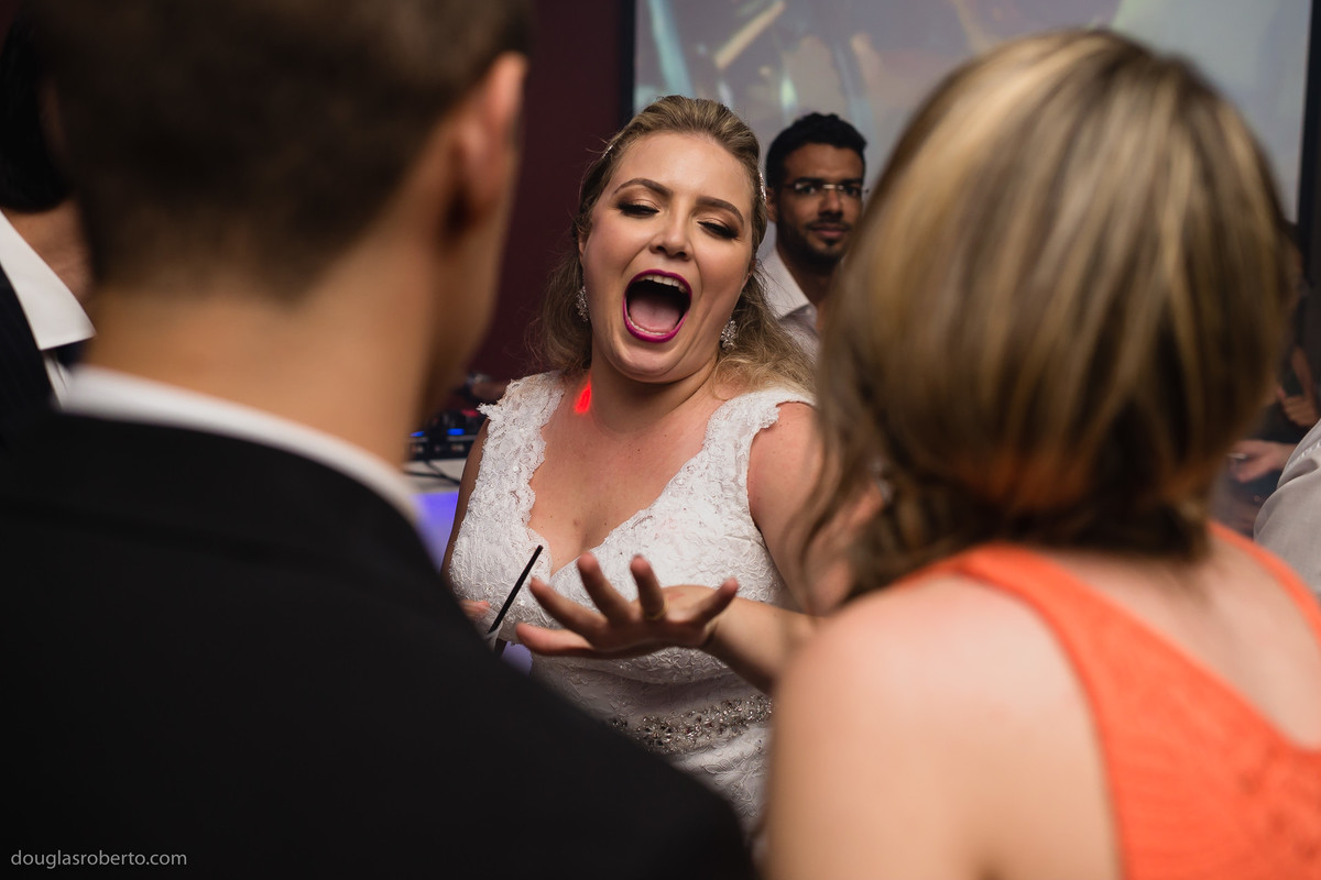 noivo mostrando a aliança aos amigos