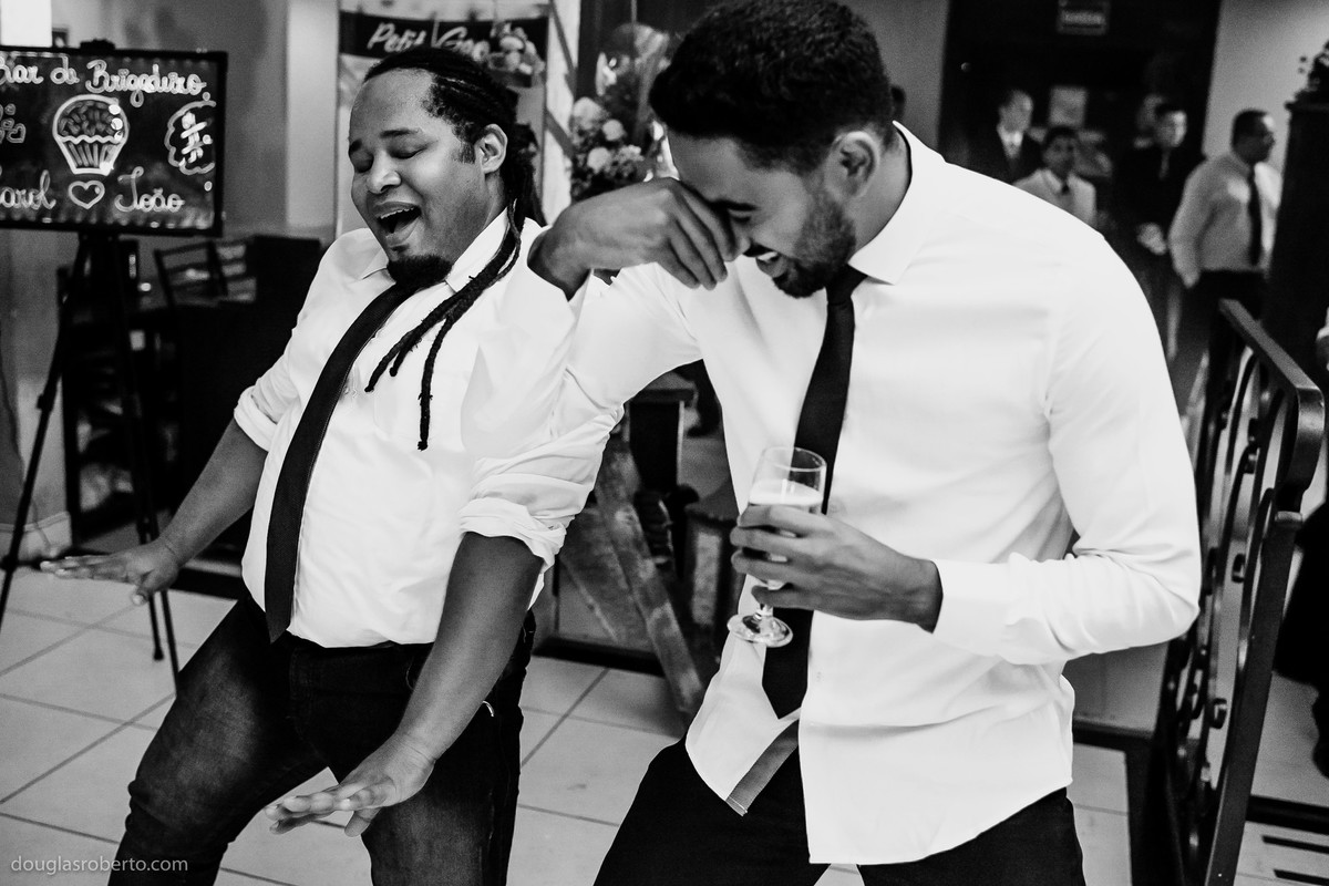 convidados dançando na pista de dança