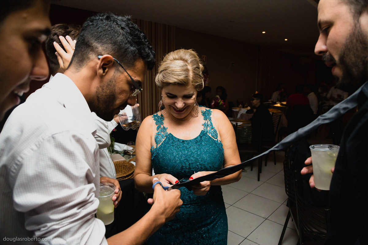 mãe dando o dinheiro da gravata