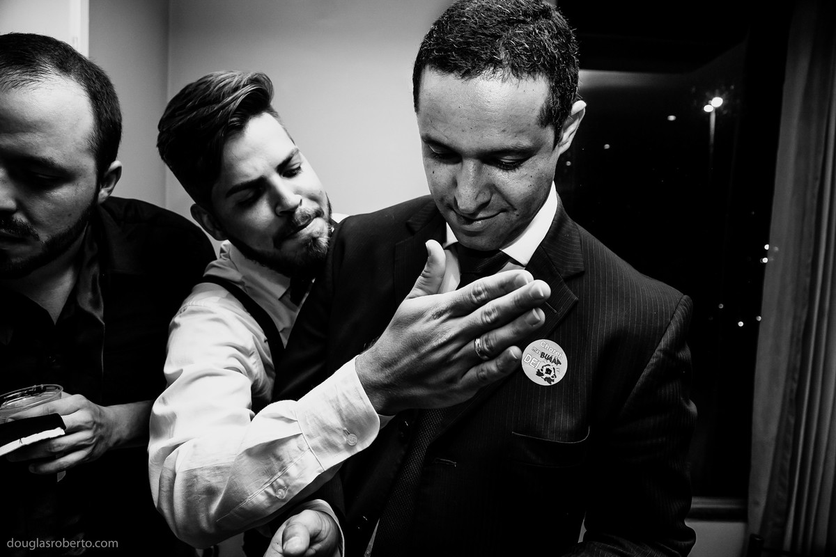 padrinho ajudando com a gravata