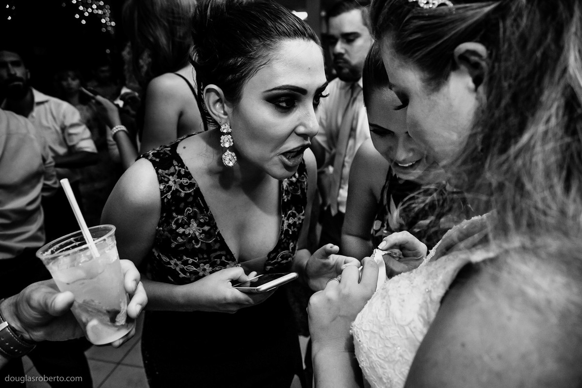 amiga brincando com a noiva