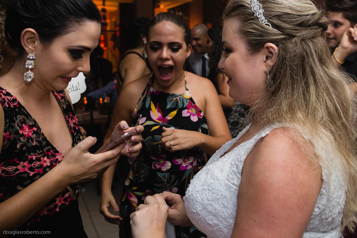 amiga brincando com a noiva