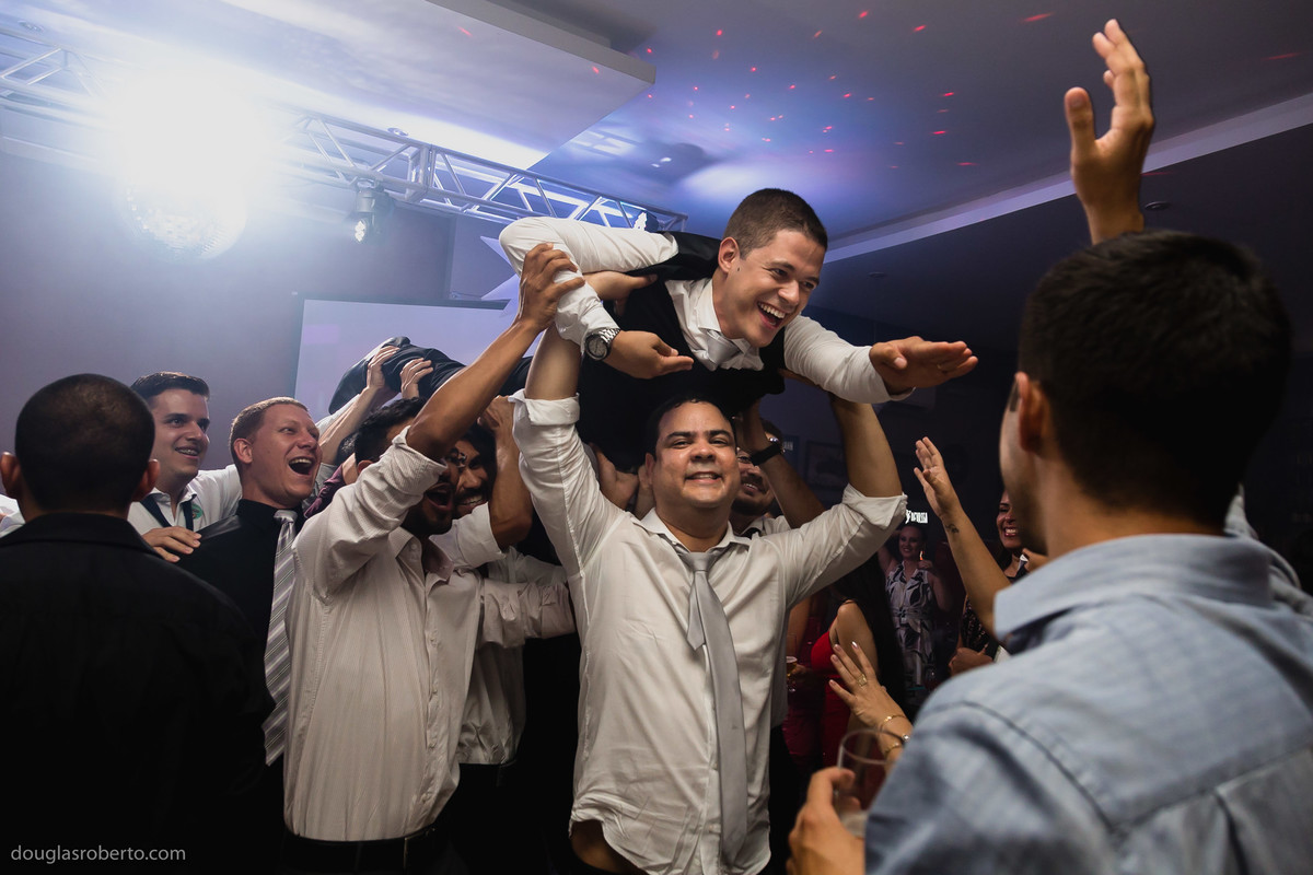 amigos do noivo criando com o noivo